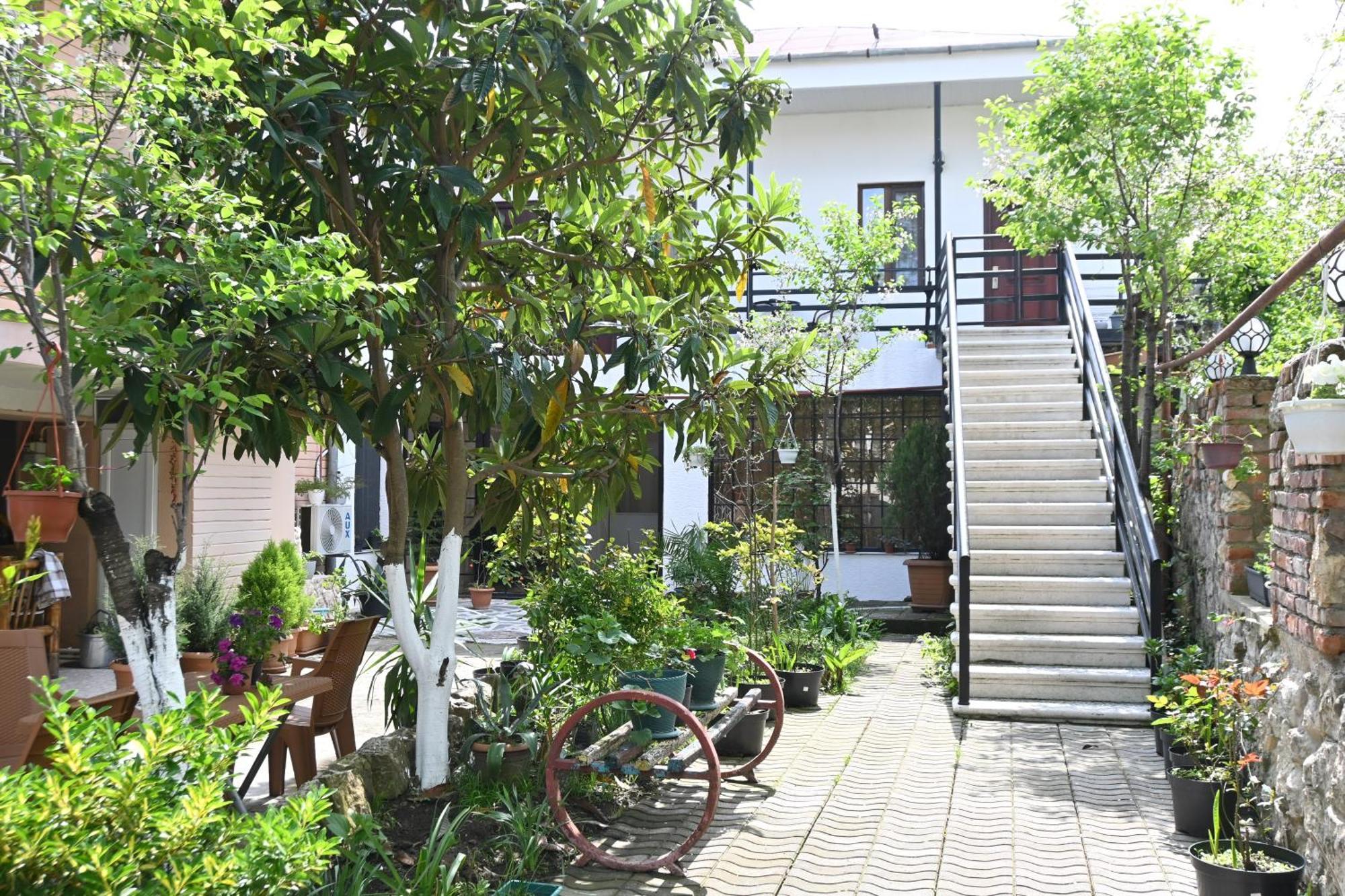 Jerusalem Hotel Кутаиси Екстериор снимка